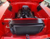 Czerwony Chevrolet 210 z 1957 roku z otwartą maską – „57 Chevy” z czarnym silnikiem w czerwonej komorze – zdjęcie 2