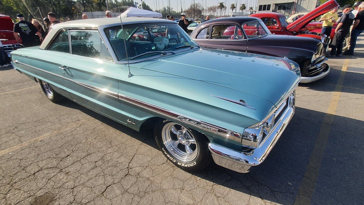Seledynowy Ford Galaxie 500 z 1964 roku – hardtop z chromowaną listwą na felgach Cragar