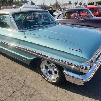 Seledynowy Ford Galaxie 500 z 1964 roku – hardtop z chromowaną listwą na felgach Cragar