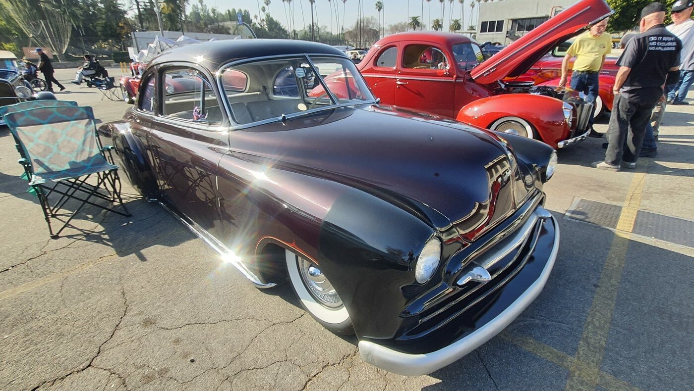 Czarny Chevrolet Fleetline z 1947 roku – obniżony fastback z chromowaną atrapą i białymi ściankami