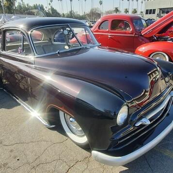 Czarny Chevrolet Fleetline z 1947 roku – obniżony fastback z chromowaną atrapą i białymi ściankami