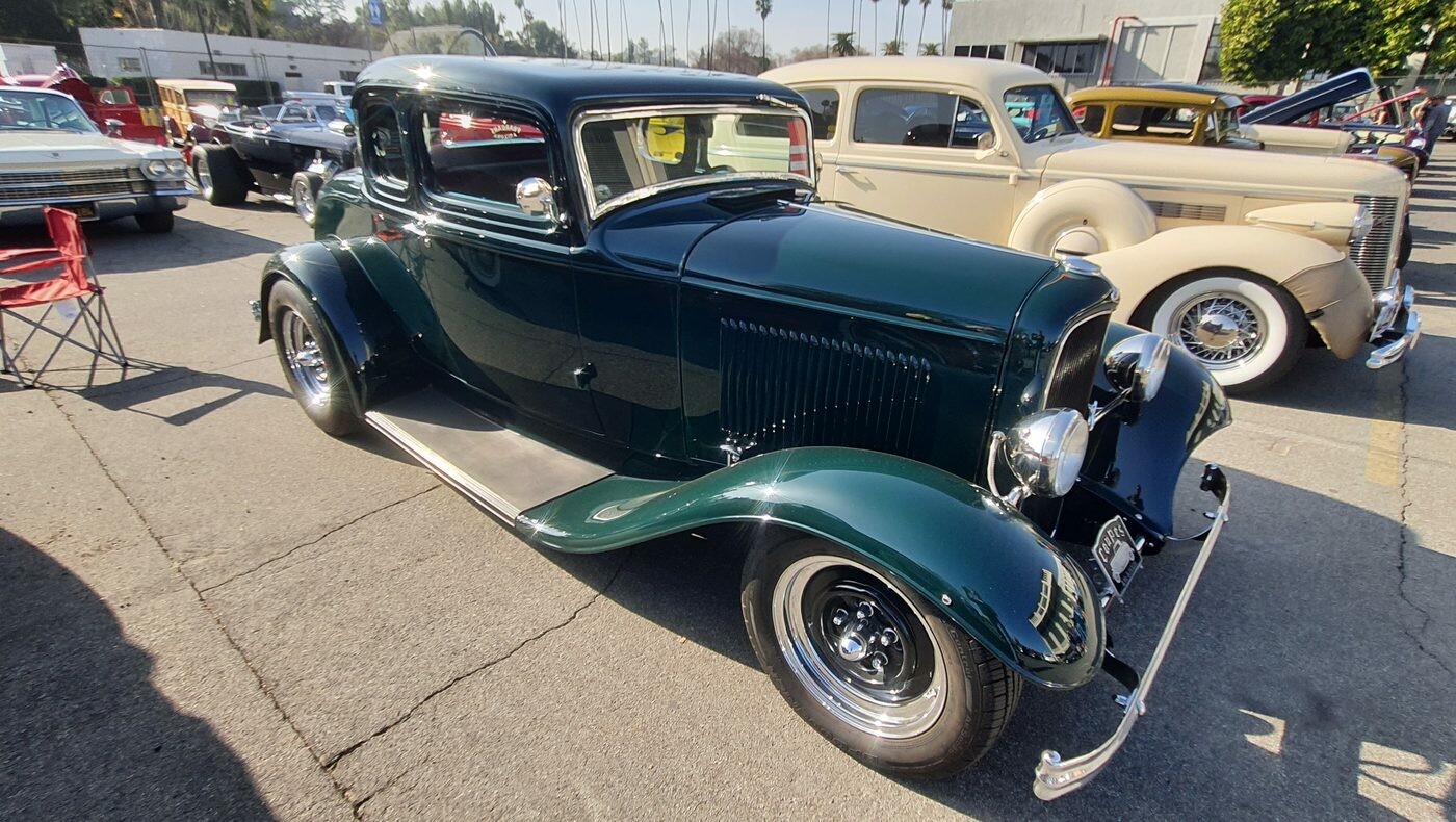 Ciemnozielony Ford 5-window coupe z 1932 roku w pełnych błotnikach – Deuce w kolorze lasu