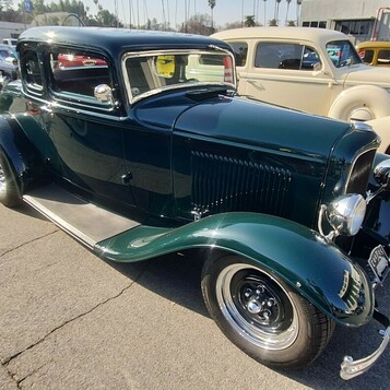 Ciemnozielony Ford 5-window coupe z 1932 roku w pełnych błotnikach – Deuce w kolorze lasu