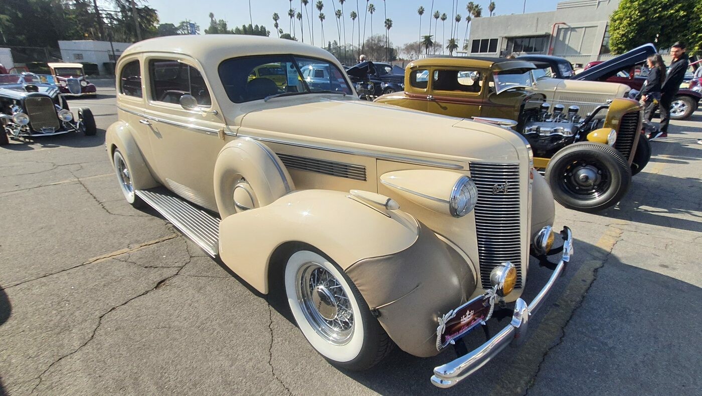 Beżowy Buick Special z 1937 roku – przedwojenny sedan z atrapą wodospadową na szerokich białych ściankach