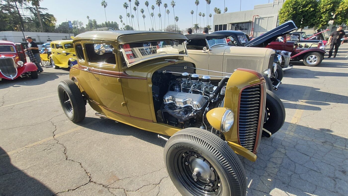 Oliwkowo-złoty Ford Model A coupe z 1931 roku – chopped hot rod z chromowanym silnikiem na czarnych felgach