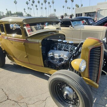 Oliwkowo-złoty Ford Model A coupe z 1931 roku – chopped hot rod z chromowanym silnikiem na czarnych felgach