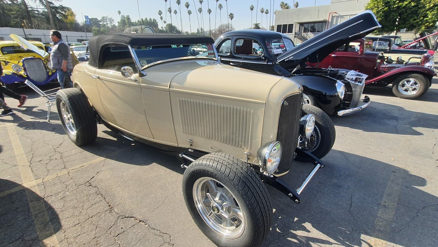 Beżowy Ford roadster z 1932 roku z czarnym dachem – Deuce highboy na polerowanych felgach