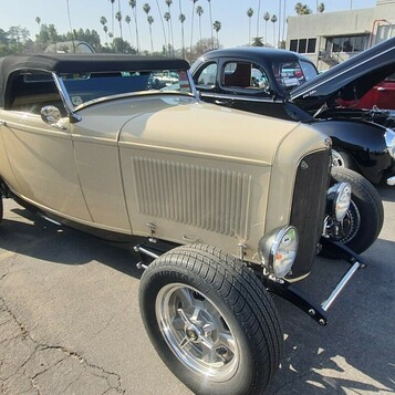 Beżowy Ford roadster z 1932 roku z czarnym dachem – Deuce highboy na polerowanych felgach