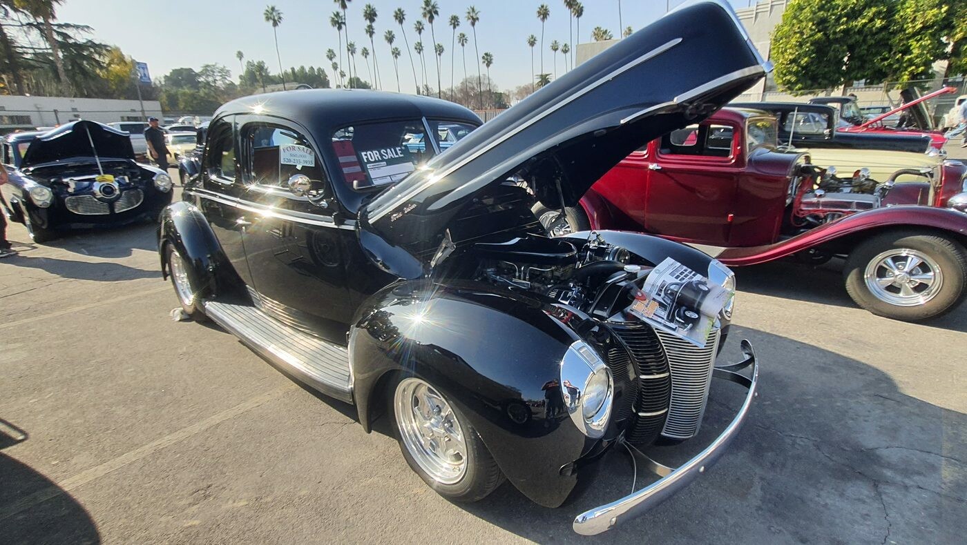 Czarny Ford Deluxe coupe z 1940 roku na sprzedaż – street rod z otwartą maską na chromowanych felgach