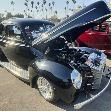 Czarny Ford Deluxe coupe z 1940 roku na sprzedaż – street rod z otwartą maską na chromowanych felgach