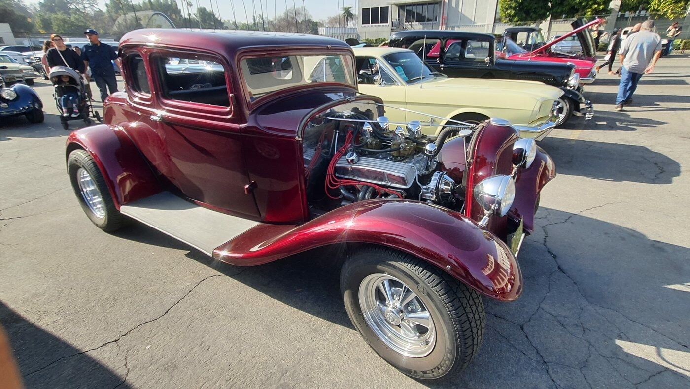 Bordowy Ford 5-window coupe z 1932 roku z chromowanym silnikiem – Deuce highboy w lakierze candy