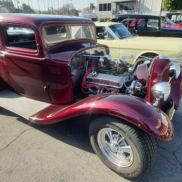 Bordowy Ford 5-window coupe z 1932 roku z chromowanym silnikiem – Deuce highboy w lakierze candy