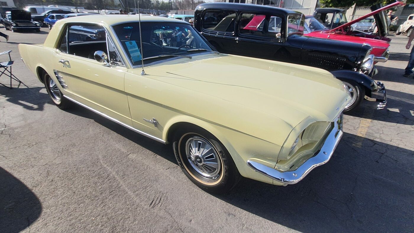 Żółty Ford Mustang z 1966 roku w kolorze Springtime Yellow – pierwsza generacja w oryginalnym stanie