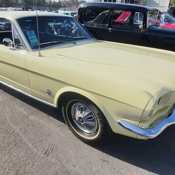 Żółty Ford Mustang z 1966 roku w kolorze Springtime Yellow – pierwsza generacja w oryginalnym stanie