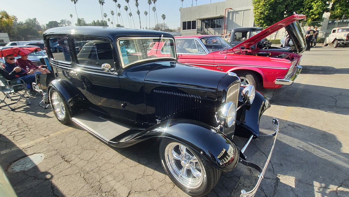 Czarny Ford Model A Tudor sedan z 1931 roku – hot rod z daszkiem i chromowanymi felgami