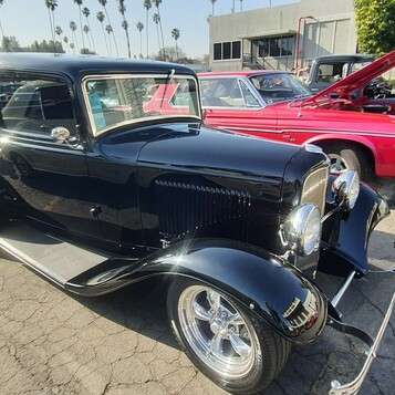 Czarny Ford Model A Tudor sedan z 1931 roku – hot rod z daszkiem i chromowanymi felgami