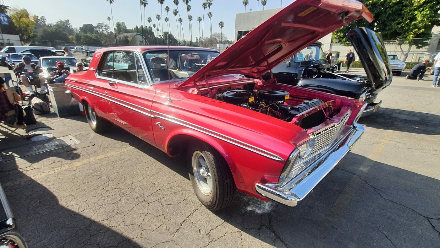 Czerwony Plymouth Savoy z 1963 roku z otwartą maską – Mopar w stylu Max Wedge