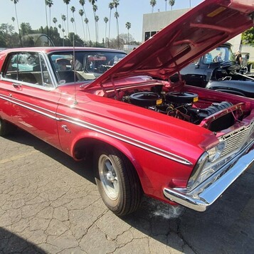 Czerwony Plymouth Savoy z 1963 roku z otwartą maską – Mopar w stylu Max Wedge