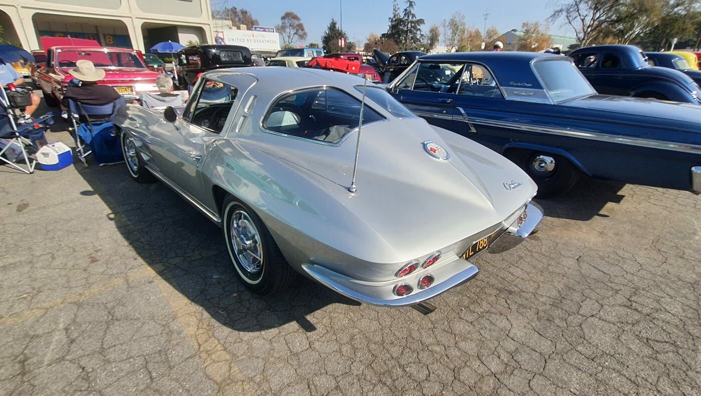 Srebrny Chevrolet Corvette Sting Ray z 1963 roku – split window, jedyny taki rocznik