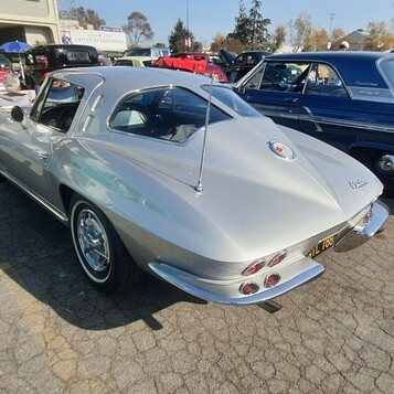 Srebrny Chevrolet Corvette Sting Ray z 1963 roku – split window, jedyny taki rocznik