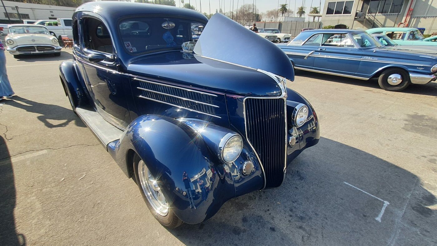 Granatowy Ford 5-window coupe z 1936 roku z silnikiem LS – street rod z otwartą maską z trzech stron