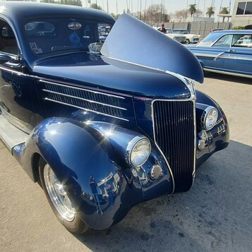 Granatowy Ford 5-window coupe z 1936 roku z silnikiem LS – street rod z otwartą maską z trzech stron