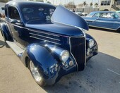 Granatowy Ford 5-window coupe z 1936 roku z silnikiem LS – street rod z otwartą maską z trzech stron – zdjęcie 1
