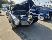 Granatowy Ford 5-window coupe z 1936 roku z silnikiem LS – street rod z otwartą maską z trzech stron – zdjęcie 2