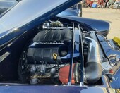 Granatowy Ford 5-window coupe z 1936 roku z silnikiem LS – street rod z otwartą maską z trzech stron – zdjęcie 3