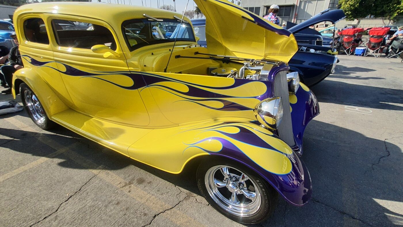 Żółty Ford Tudor sedan z 1934 roku w fioletowych płomieniach – street rod z chromowanym silnikiem