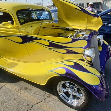 Żółty Ford Tudor sedan z 1934 roku w fioletowych płomieniach – street rod z chromowanym silnikiem
