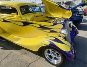 Żółty Ford Tudor sedan z 1934 roku w fioletowych płomieniach – street rod z chromowanym silnikiem – zdjęcie 1