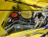 Żółty Ford Tudor sedan z 1934 roku w fioletowych płomieniach – street rod z chromowanym silnikiem – zdjęcie 2