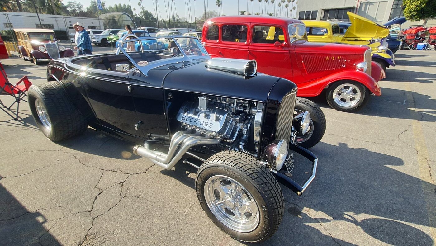 Czarny Ford roadster z 1932 roku z chromowanym silnikiem i bocznymi rurami – Deuce highboy w stylu show rod