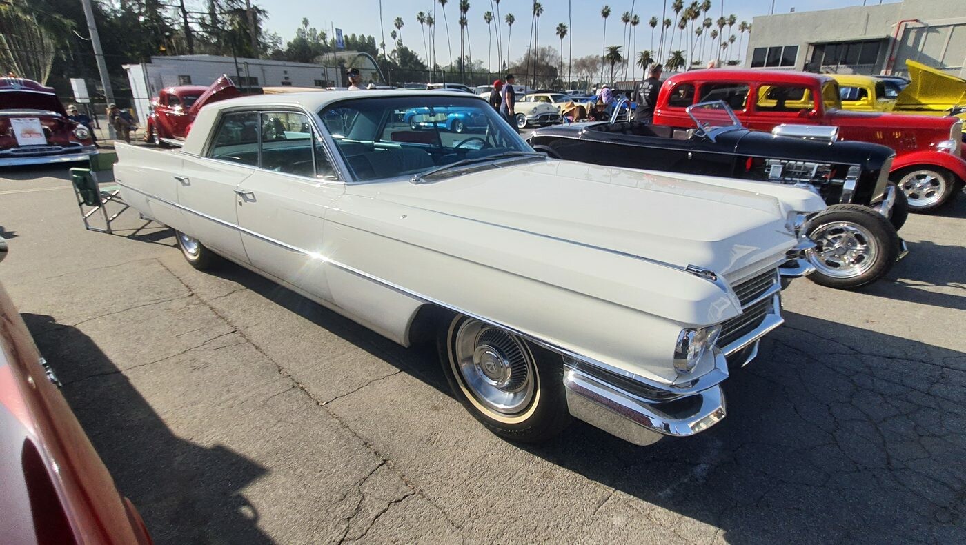 Biały Cadillac Coupe DeVille z 1963 roku – płetwy, chrom i białe ścianki w wersji dwudrzwiowej