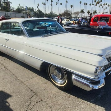 Biały Cadillac Coupe DeVille z 1963 roku – płetwy, chrom i białe ścianki w wersji dwudrzwiowej