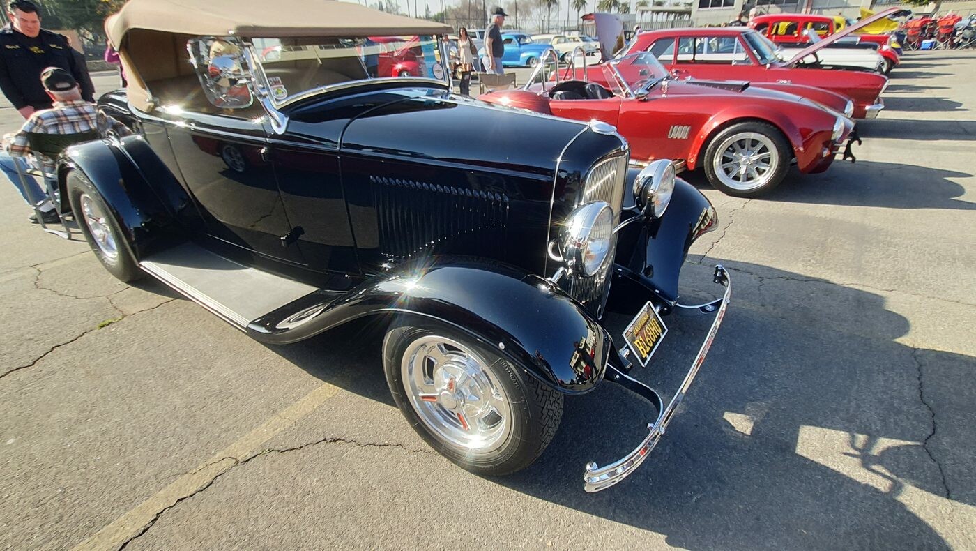 Czarny Ford roadster z 1932 roku z beżowym dachem – Deuce highboy obok czerwonej Cobry