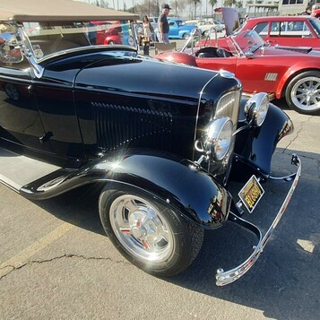 Czarny Ford roadster z 1932 roku z beżowym dachem – Deuce highboy obok czerwonej Cobry