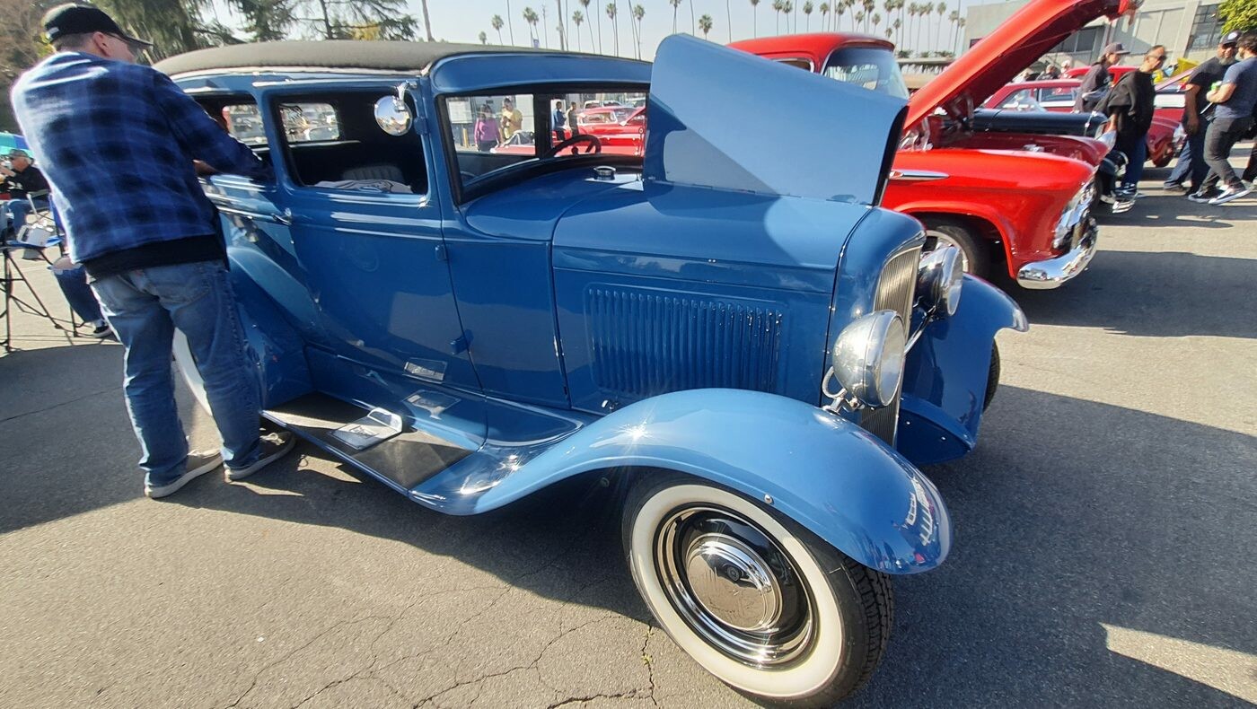 Niebieski Ford Model A Tudor sedan z 1931 roku z otwartą maską – przedwojenny sedan na białych ściankach
