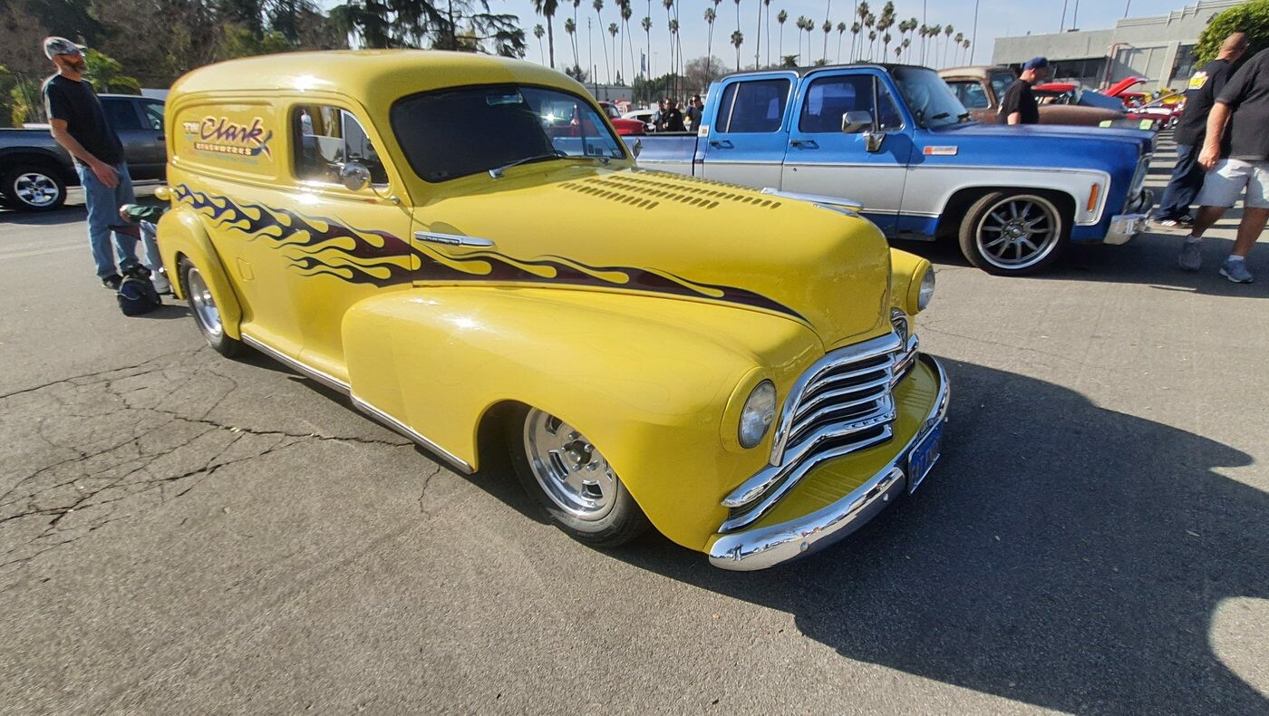 Żółty Chevrolet sedan delivery z 1948 roku z czarnymi płomieniami – firmowa furgonetka jako kustom