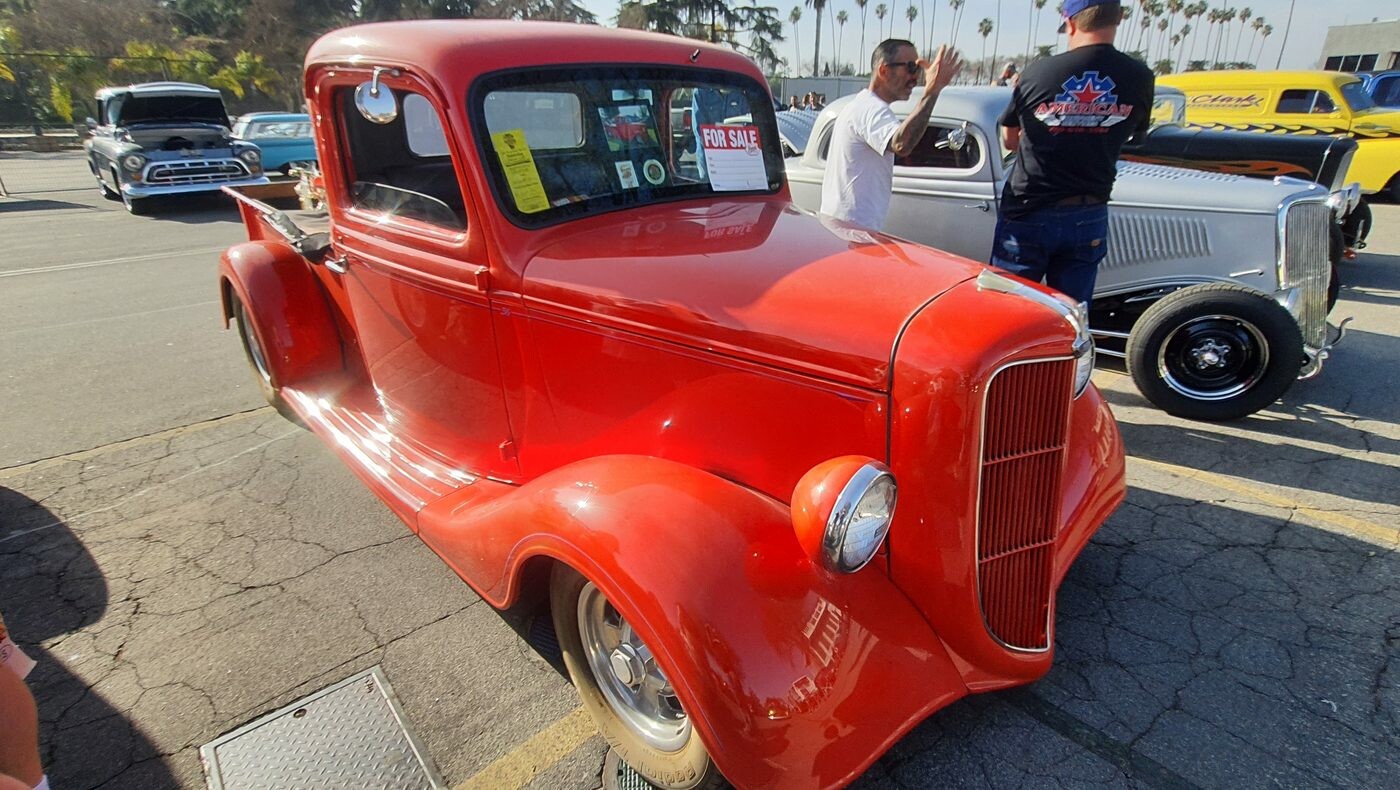 Pomarańczowo-czerwony Ford pickup z 1936 roku na sprzedaż – przedwojenna ciężarówka w oryginalnym stylu