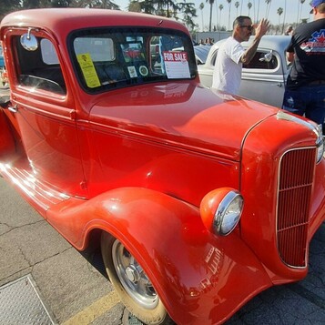 Pomarańczowo-czerwony Ford pickup z 1936 roku na sprzedaż – przedwojenna ciężarówka w oryginalnym stylu