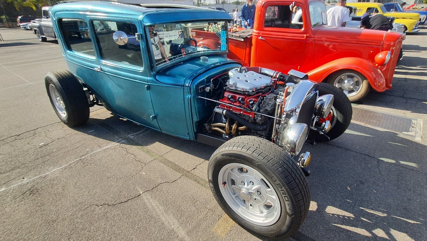 Turkusowy Ford Model A Tudor sedan z 1931 roku – hot rod z chromowanym silnikiem na polerowanych felgach