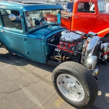Turkusowy Ford Model A Tudor sedan z 1931 roku – hot rod z chromowanym silnikiem na polerowanych felgach