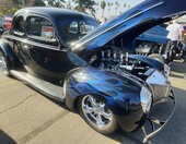 Granatowy Ford Deluxe coupe z 1940 roku z ghost flames i wtryskiem Hilborn – osiem trąb pod otwartą maską – zdjęcie 1