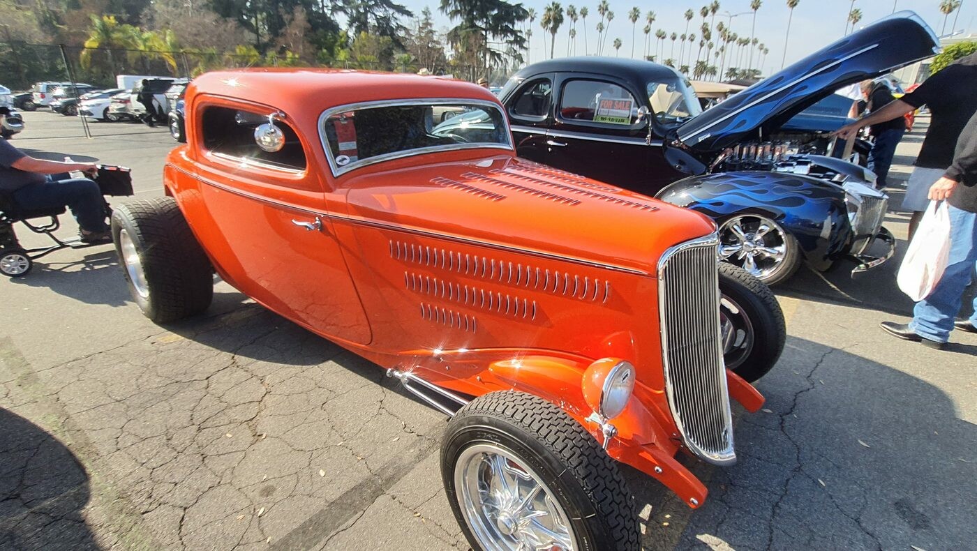 Pomarańczowy Ford 3-window coupe z 1934 roku z żaluzjami – chopped highboy w kolorze mandarynki