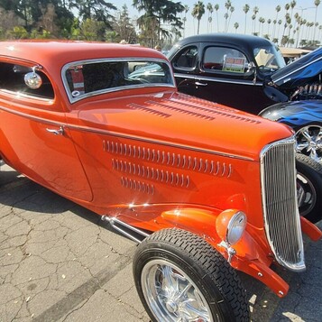 Pomarańczowy Ford 3-window coupe z 1934 roku z żaluzjami – chopped highboy w kolorze mandarynki