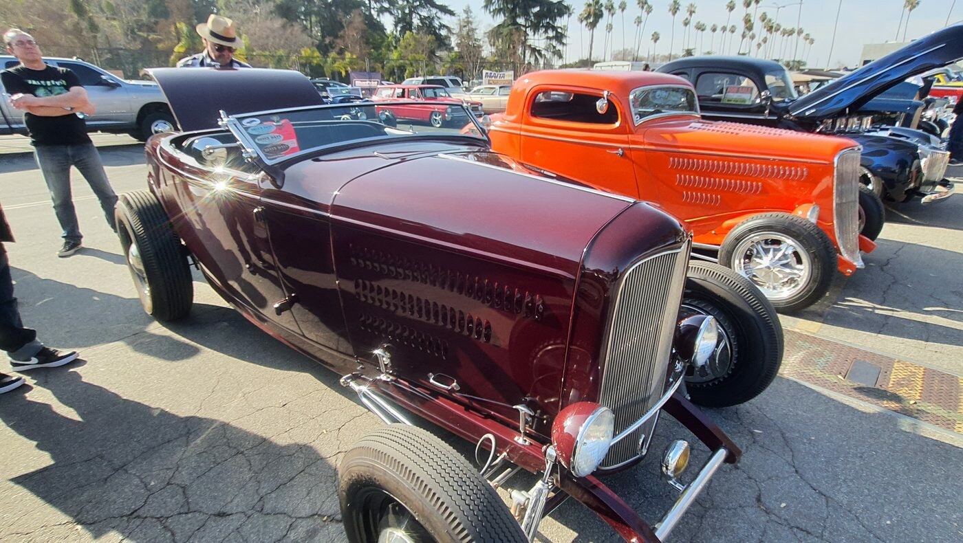 Bordowy Ford roadster z 1932 roku – Deuce highboy w kolorze czarnej wiśni na polerowanych felgach