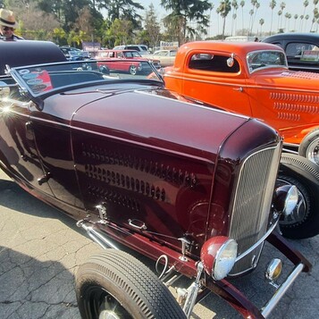 Bordowy Ford roadster z 1932 roku – Deuce highboy w kolorze czarnej wiśni na polerowanych felgach