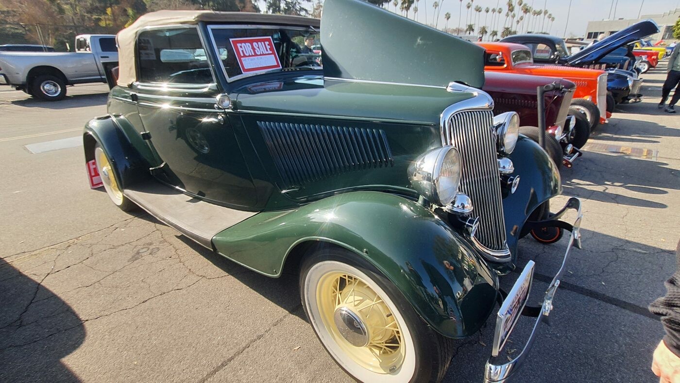 Zielony Ford cabriolet z 1934 roku na sprzedaż – przedwojenny kabriolet w błotnikach na żółtych drucianych kołach